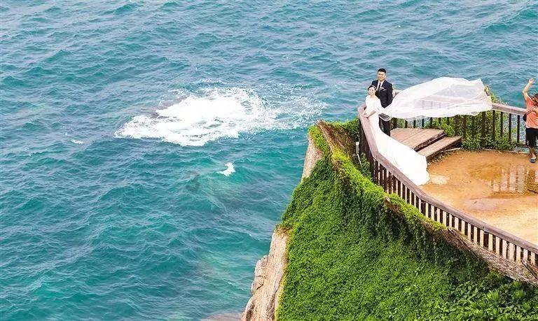 下雨天带着2只狗狗湖南旅行，房车里没水没电，更换营地去做补给