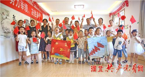 融城苑社区:巧手剪窗花,廉洁话新春